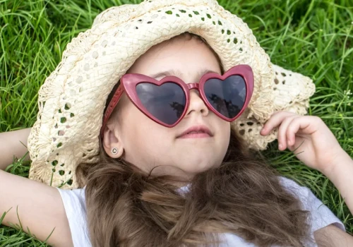 Dziecko nie opala się „na zdrowie”. Słońce może zostawić ślad na lata