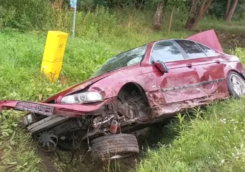 Samochód wypadł z drogi w Pruszynie-Pieńkach. 26-latek zakończył jazdę w rowie