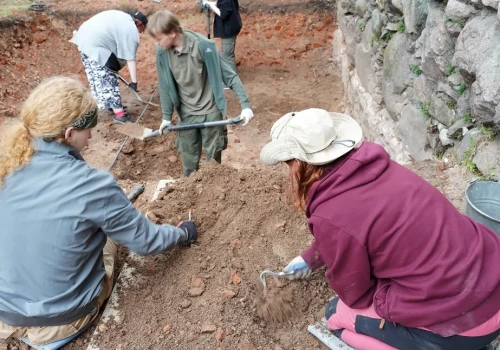 Fajki, kule i ceramika. Archeolodzy dokopali się do dawnego życia mieszkańców zamku