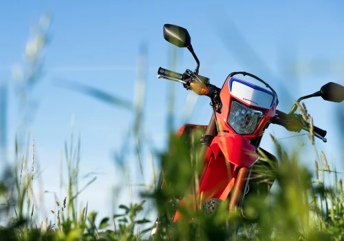 Podróże motocyklowe w trudnym terenie – ochrona stóp podczas wymagających wypraw