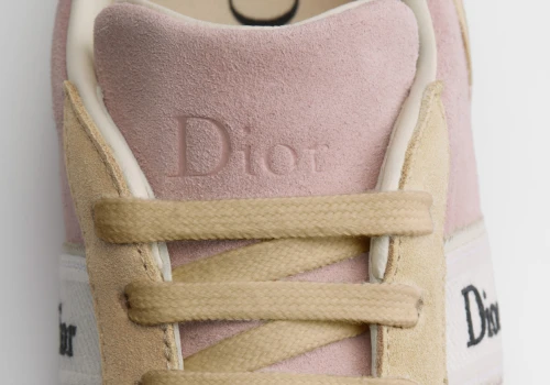 Dior odpiął wstążkę od szpilek i przypiął ją do sneakersów. Szkoda tylko, że tyle kosztują