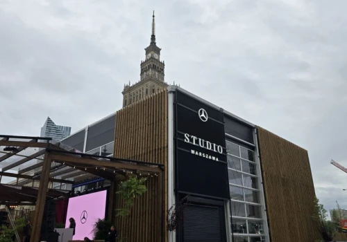 Mercedes otworzył niezwykłe studio na Placu Defilad. Mają kino, darmowe koncerty i strefę F1