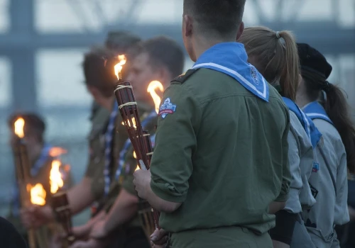 Góruje nad miastem, przypominając tragiczną historię. Historycy nie są pewni, co stało się harcerzom