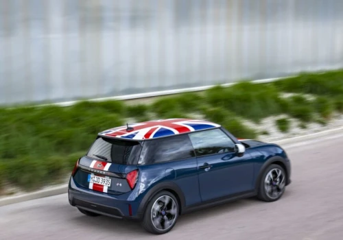 MINI Cooper Oxford Edition. Brytyjska flaga wraca na dach z okazji 25 lat nowoczesnego MINI