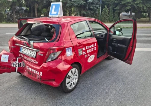 Kolizja na skrzyżowaniu Wroniej i Roosevelta. Bus wjechał w tył „eLki”
