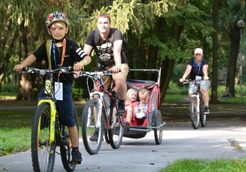 Rowerowe wakacje z MOSIR-em. W niedzielę wsiadamy na rowery, hulajnogi, deskorolki
