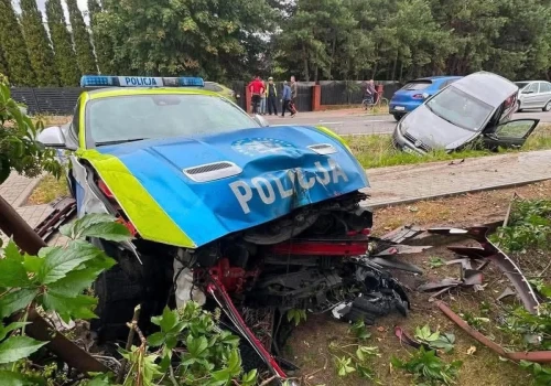 Policyjny Mustang rozbity pod Radomiem