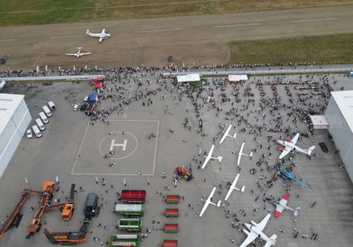 Spektakularne lotnicze show i potęga maszyn rolniczych. Pronar zorganizował wielkie święto