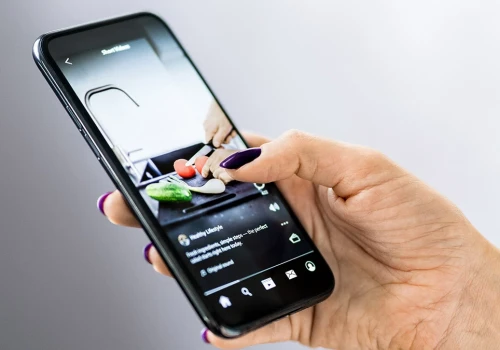 Jak pobrać film z Facebooka? Tak ściągniesz wideo na telefonie i komputerze