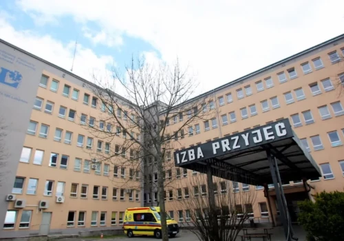 Operacja na „zamkniętym”. Radny PiS zoperowany na zawieszonym oddziale