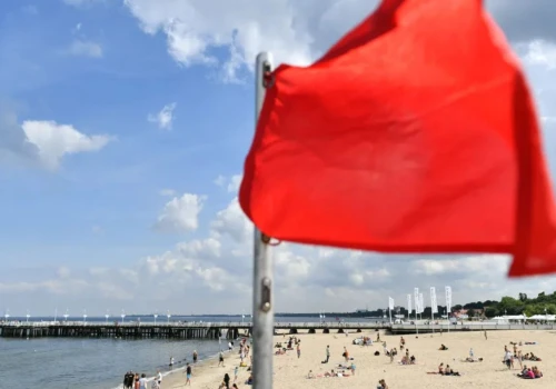 Czerwona flaga nad Bałtykiem. Zachodniopomorskie plaże z zakazem kąpieli