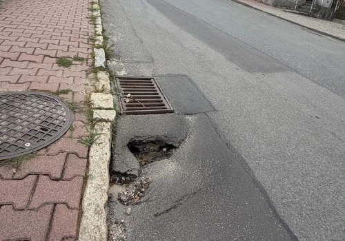 Mieszkańcy mają dość. Pokazali nam dziury i studzienki z całej Trzebnicy