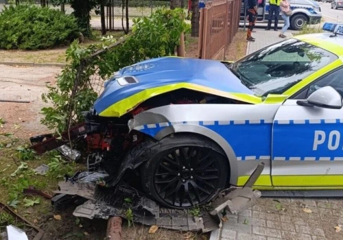 Policyjny Mustang rozbity na Mazowszu