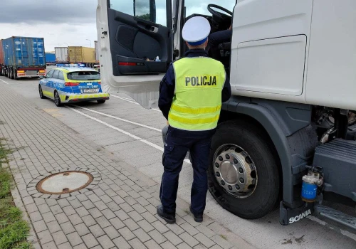 Policyjny dron nad drogami powiatu ryckiego. Trwają kontrole ciężarówek, busów i autobusów