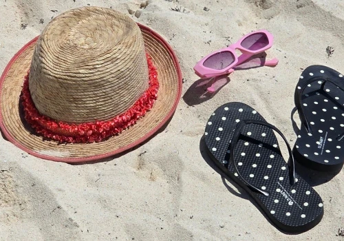 Japonki wracają do łask. Te niedrogie modele sprawdzą się od plaży po miejskie spacery