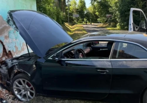Pijany 22-latek wjechał autem w dom w Ligocie Wielkiej. Był agresywny wobec policjantów i podał fałszywe dane
