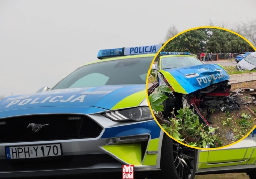 Policyjny Ford Mustang został rozbity. Auto miało kolizję z Golfem