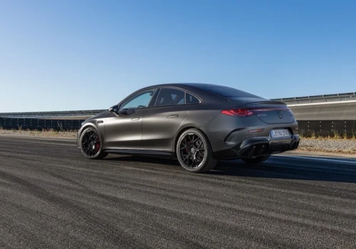 Mały Mercedes oszalał. Tak mocny nie był nigdy