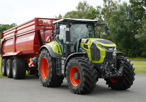 Mocny, ale oszczędny i komfortowy. Premiera Claas Axion 8 Cmatic