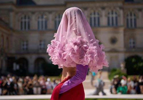 Ascetyczna Balenciaga pomalowana na nowo. Pierpaolo Piccioli debiutuje barwną kolekcją couture jesień-zima 2026