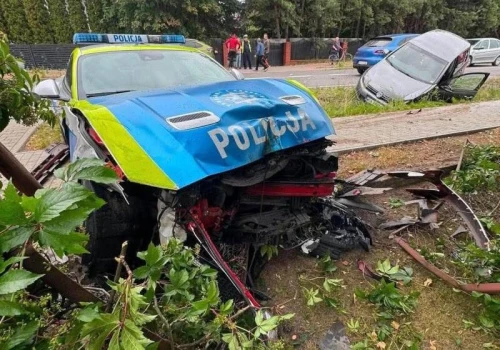 Policyjny Mustang rozbity. Służba zabrała go pijanemu kierowcy