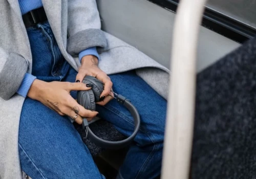 Tłok i ścisk w miejskim autobusie? Dzięki hitowym reportażom w słuchawkach zapomnisz o dojazdowych nerwach