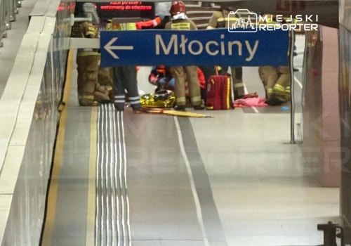 Mężczyzna pod pociągiem metra. Utrudnienia w kursowaniu pociągów