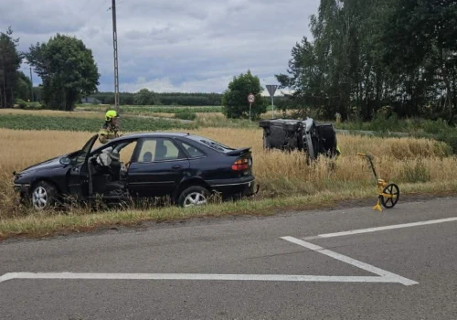 Zderzenie aut na lokalnej drodze. Jedna osoba jest w bardzo ciężkim stanie