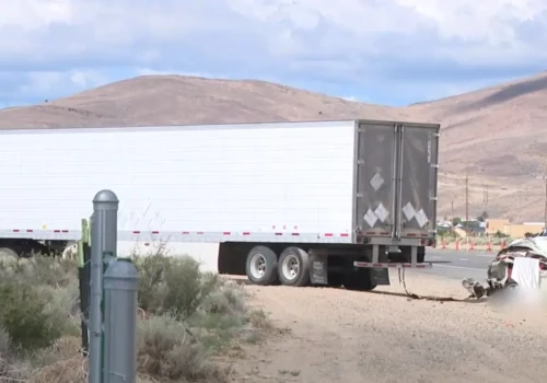 Ciężarowa Tesla Semi najechała na dwa auta osobowe – dwie ofiary i pytanie o systemy?