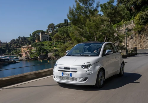 Fiat 500 Hybrid Cabrio Dolcevita: auto z włoskim latem w cenie