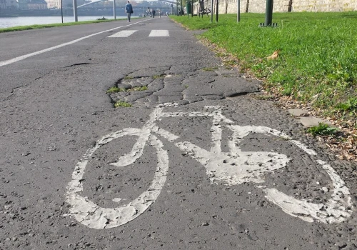 Pędził po bulwarach wiślanych 80 km/h między pieszymi i rowerzystami! Policja dotarła do 15-latka