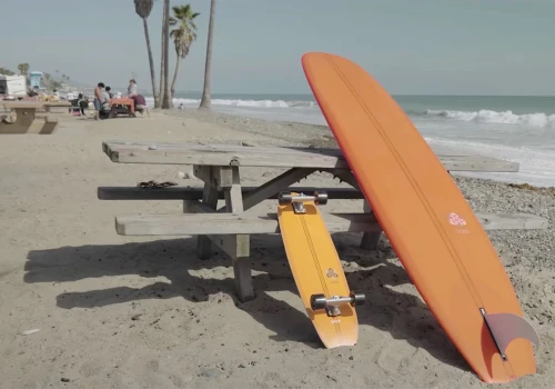 Pora na deskorolkę, a może coś nowego? Nastolatki wybrały surfowanie z surfskate po mieście