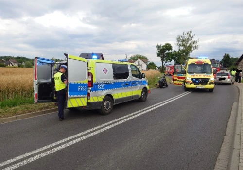 Z ostatniej chwili: Czołowe zderzenie motocyklisty z autem. Do szpitala odwieziono dwie osoby – foto