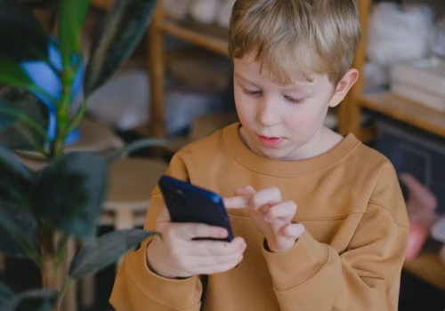 Czy to faktycznie koniec telefonów w szkołach? Senat już zdecydował