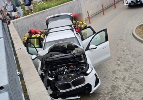 BMW uderzyło w mur oporowy. Autem podróżowały cztery osoby w tym dzieci