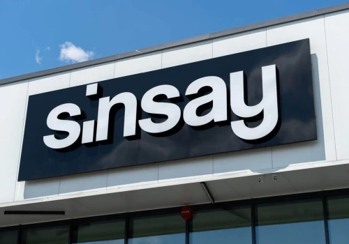 Sinsay i Zara mają najładniejsze białe sukienki tego lata. To klasyka, który nigdy się nie nudzi