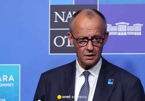 Nietypowy prezent na szczycie NATO. Kanclerz Niemiec nie może zatrzymać rewolweru