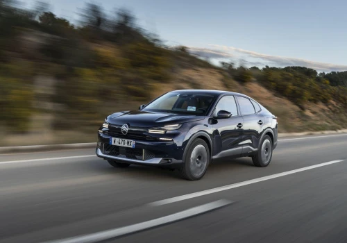 Topowy, spalinowy Citroën C4 X. W promocji, ale…