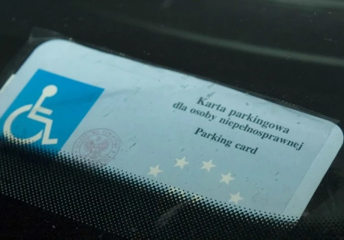 UE zmienia karty parkingowe dla osób z niepełnosprawnościami. Polska czeka
