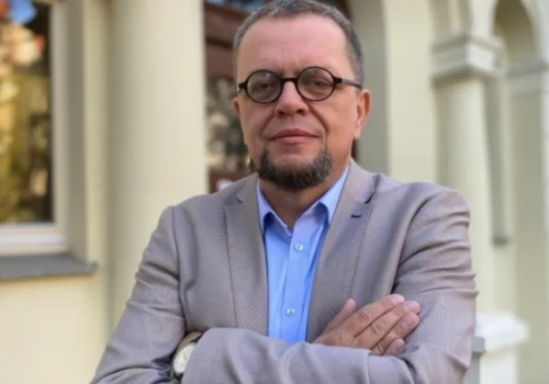 Zielony stał się czerwonym… W polityce jak w przyrodzie ludzie zmieniają barwy, czyli Robert Suligowski już będzie świętował urodziny Gierka