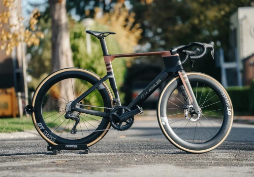 Lexus na dwóch kołach? Race Bike to karbonowy pocisk z tunelu aerodynamicznego za… no właśnie, za ile?