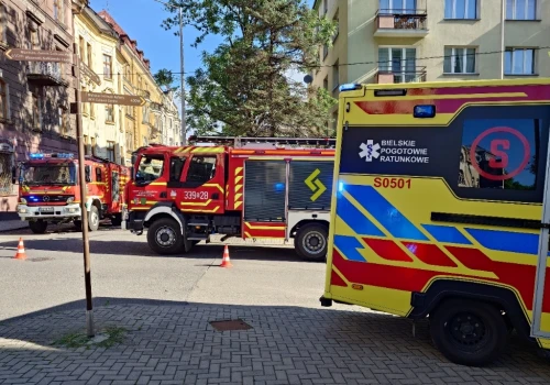 Z ostatniej chwili: Pożar w mieszkaniu w kamienicy. Trwa akcja gaśnicza – foto