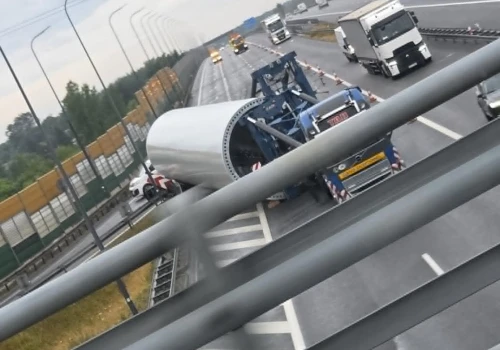 Gigantyczny element turbiny wiatrowej zablokował A4 pod Rzeszowem. Kilkanaście godzin utrudnień