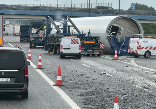Wypadek na A4. Transport wielkogabarytowy zablokował autostradę (Video)