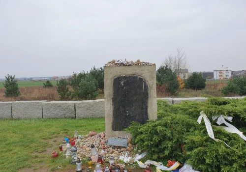 W piątek przypada 85 rocznica mordu Żydów w Jedwabnem. Obchody pod pomnikiem upamiętniającym ofiary
