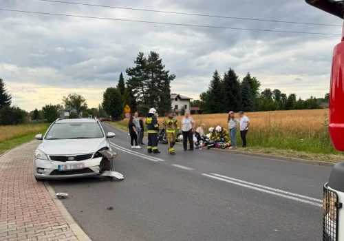 Czołowe zderzenie motocykla z samochodem na granicy Mazańcowic i Ligoty