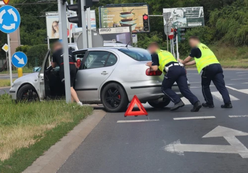 Nie tylko dają mandaty…Policjanci pomogli kierowcy usunąć uszkodzone auto z ruchliwego skrzyżowania