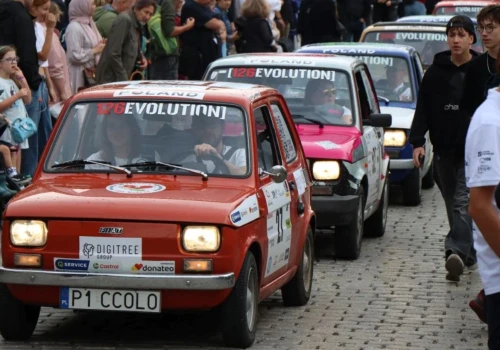 Gwiazdy motorsportu, twórcy internetowi i kultowe maluchy. Wielki finał w Krakowie