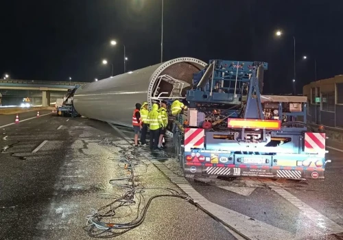 Gabaryt zablokował A4 pod Rzeszowem – wieża wiatraka wypadła z adaptera