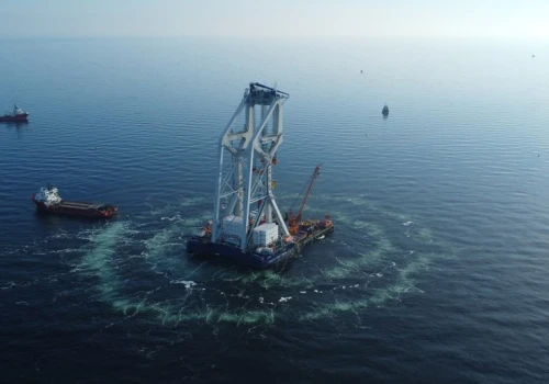 Pierwszy prąd z polskich wiatraków na Bałtyku trafił do sieci. Baltic Power rozpoczął produkcję